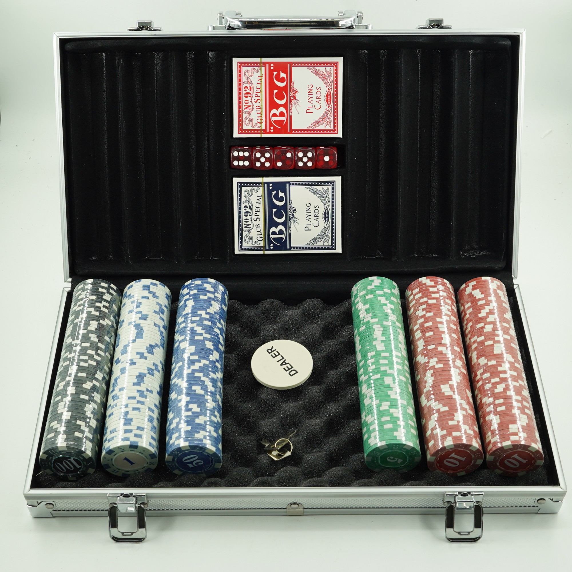 Set de Poker Complex cu 300 de jetoane , Include 2 seturi de carti, 5 zaruri, Echipat cu servieta de aluminiu cu dimensiunile 39x7x27 cm - imagine 3