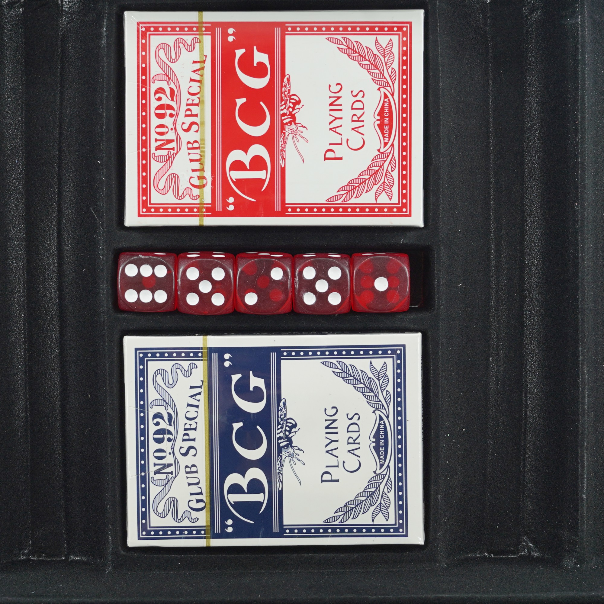 Set de Poker Complex cu 300 de jetoane , Include 2 seturi de carti, 5 zaruri, Echipat cu servieta de aluminiu cu dimensiunile 39x7x27 cm - imagine 4
