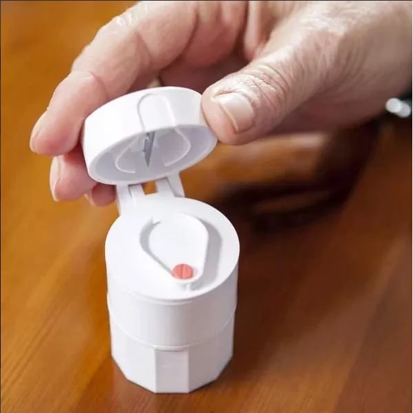 Cutie Pastile Multifunctionala, , 4 in 1, Pahar Apa, Taiere, Sfaramare, Depozitare, Compact, ABS cu Lama din Inox, Alb, 8.7x6.2x4.1 cm - imagine 4