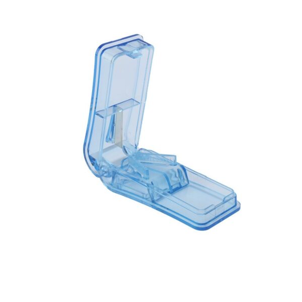 Dispozitiv pentru taiat sau sfaramat medicamente , material non-toxic, portabil, albastru