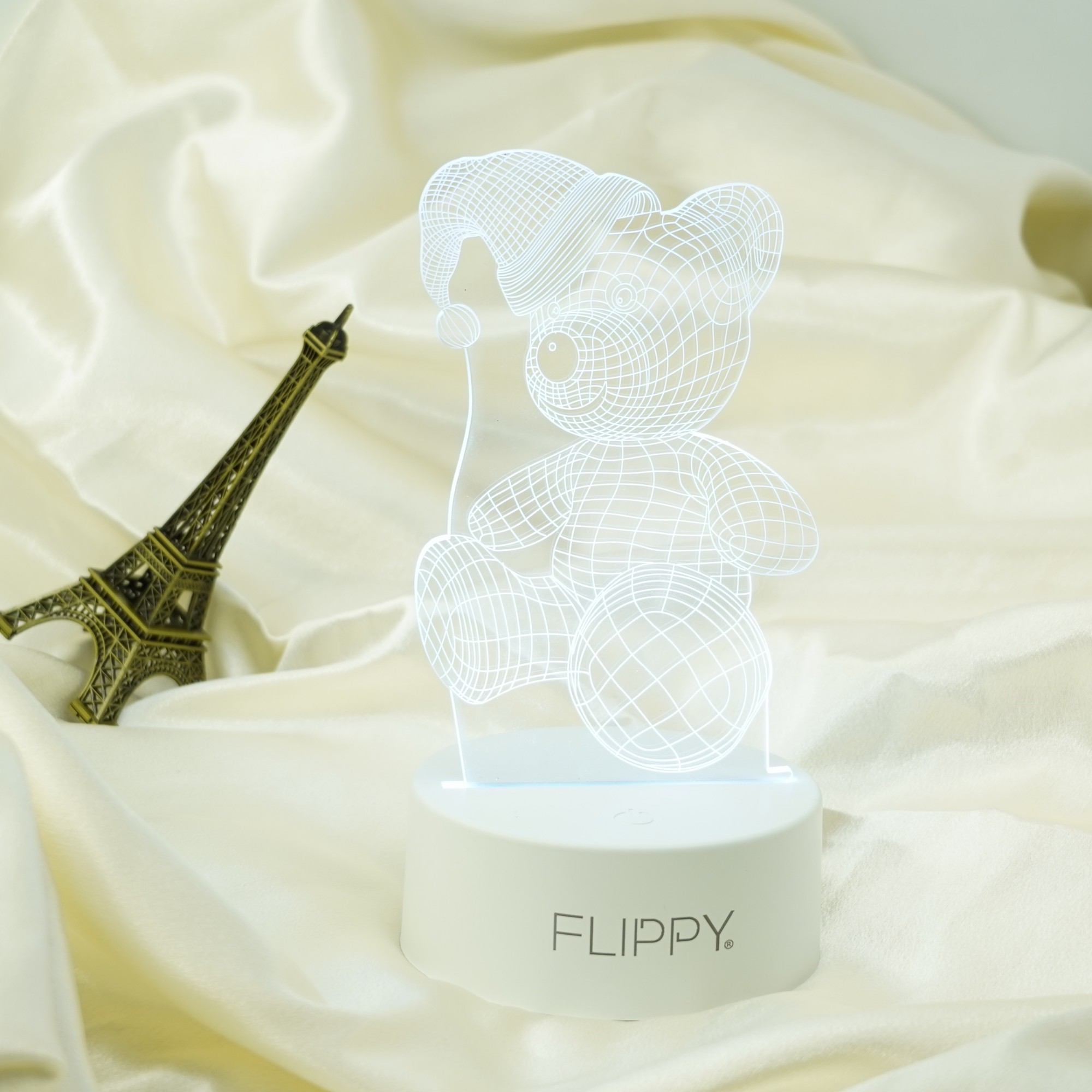 Lampa LED decorativa, , 3D, Urs cu palarie, cu telecomanda, doua moduri de alimentare USB si baterii, 20 cm inaltime, din material acril si lumina multicolora, alb - imagine 4