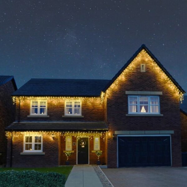 Instalatie Craciun Profesionala de Exterior IP65, 10 m, 240 Led-uri Mari ,Franjuri, Alb cald, Flash, Alimentator, Interconectabila, Prelungitor 6.5 m inclus, Fir Negru Cauciucat, 220v,