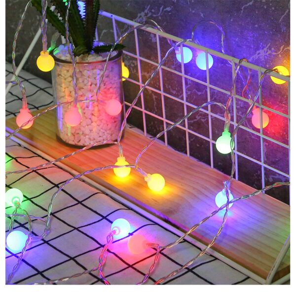 Instalatie sfere brad Craciun , 3 metri, 20 LEd-uri, alimentare la retea, fir transparent, multicolora