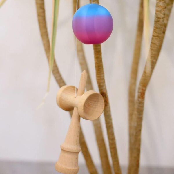 Jucarie Interactiva Kendama, , din Lemn, 18 cm, Joc de Indemanare pentru Copii si Adulti, Model Gradient 1, Roz/Mov/Albastru - imagine 2