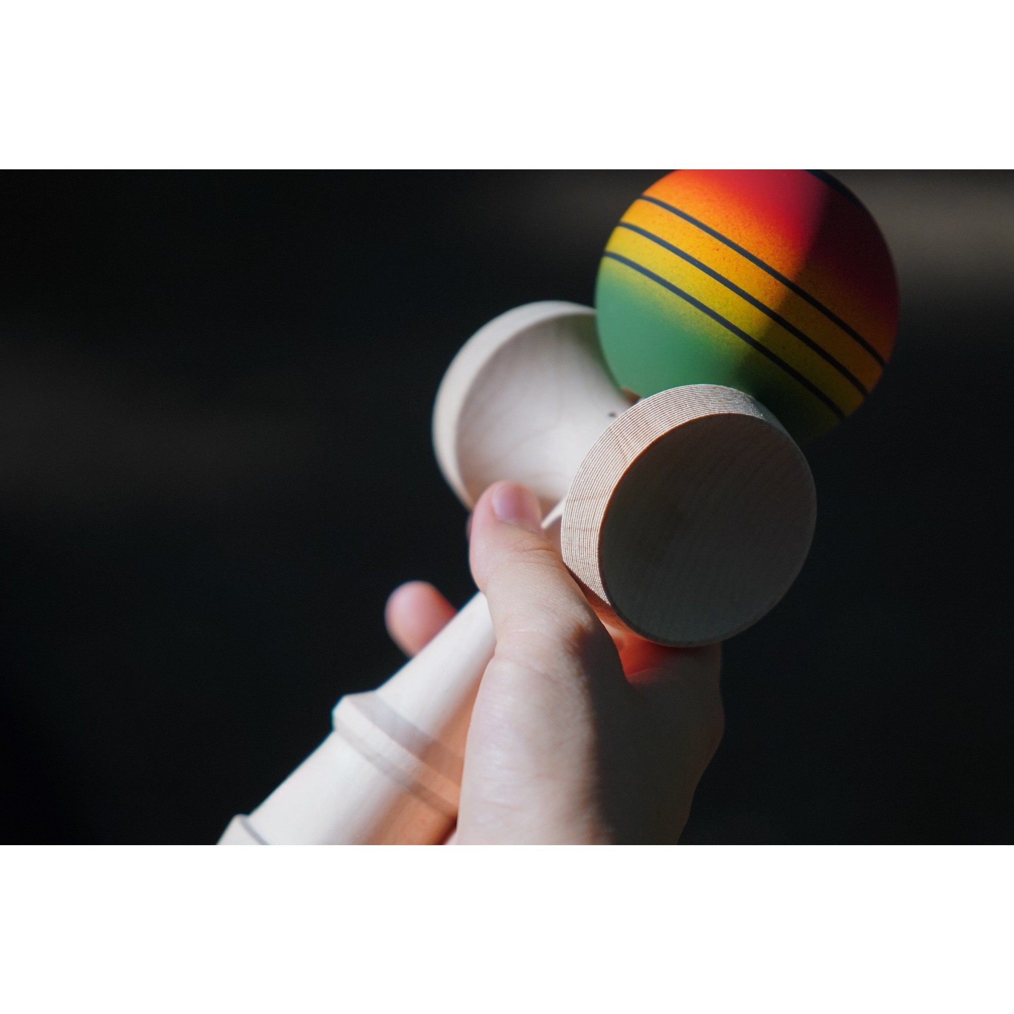 Jucarie Interactiva Kendama, , din Lemn, 18 cm, Joc de Indemanare pentru Copii si Adulti, Model Gradient 4, Rosu/Galben/Verde - imagine 4