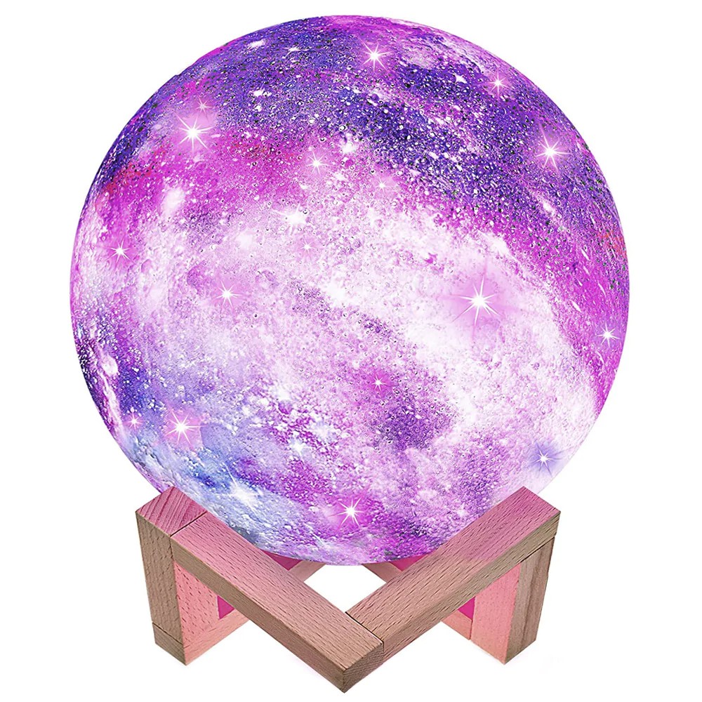 Lampa de veghe cu telecomanda  in forma de luna cu stele 3D Moon Light 7 culori, alimentare baterii, stand din lemn inclus, 15 cm,