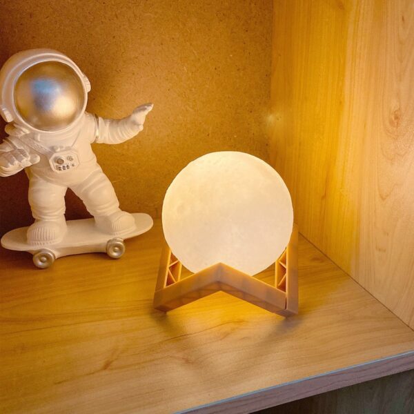 Lampa de veghe in forma de luna 3D Moon Light Alb Rece, alimentare baterii, stand plastic inclus, 8 cm, - imagine 3