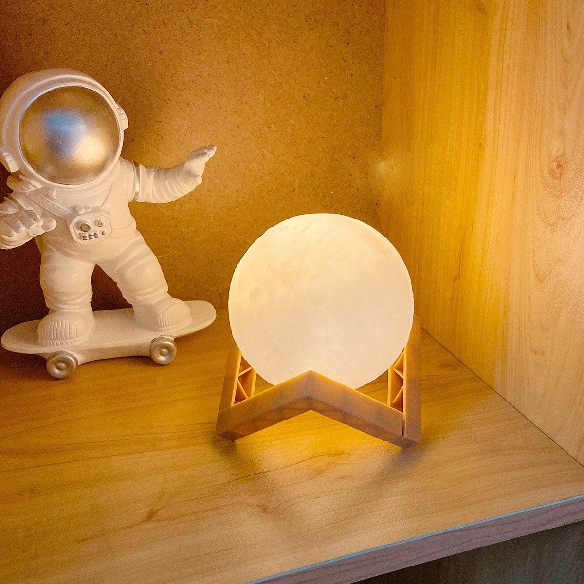 Lampa de veghe in forma de luna 3D Moon Light Alb Rece, alimentare baterii, stand plastic inclus, 8 cm, - imagine 3