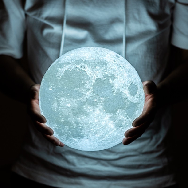 Lampa de veghe in forma de luna 3D Moon Light Alb Rece, alimentare baterii, stand plastic inclus, 8 cm, - imagine 4
