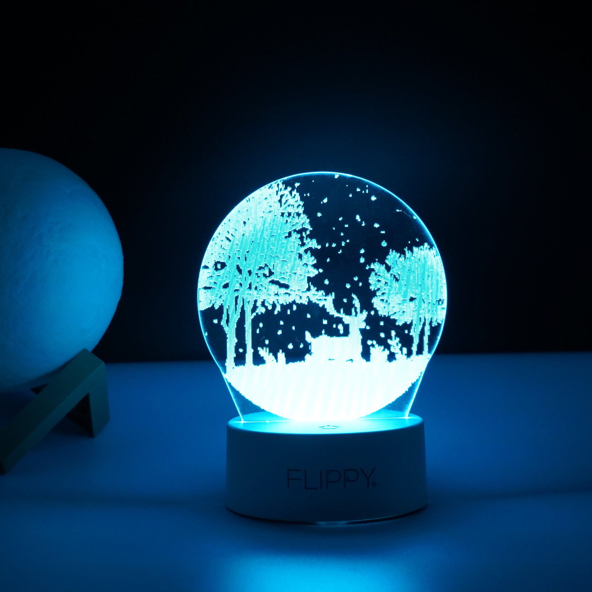 Lampa LED decorativa, , 3D, Peisaj de iarna, cu telecomanda, doua moduri de alimentare USB si baterii, 20 cm inaltime, din material acril si lumina multicolora, alb - imagine 3