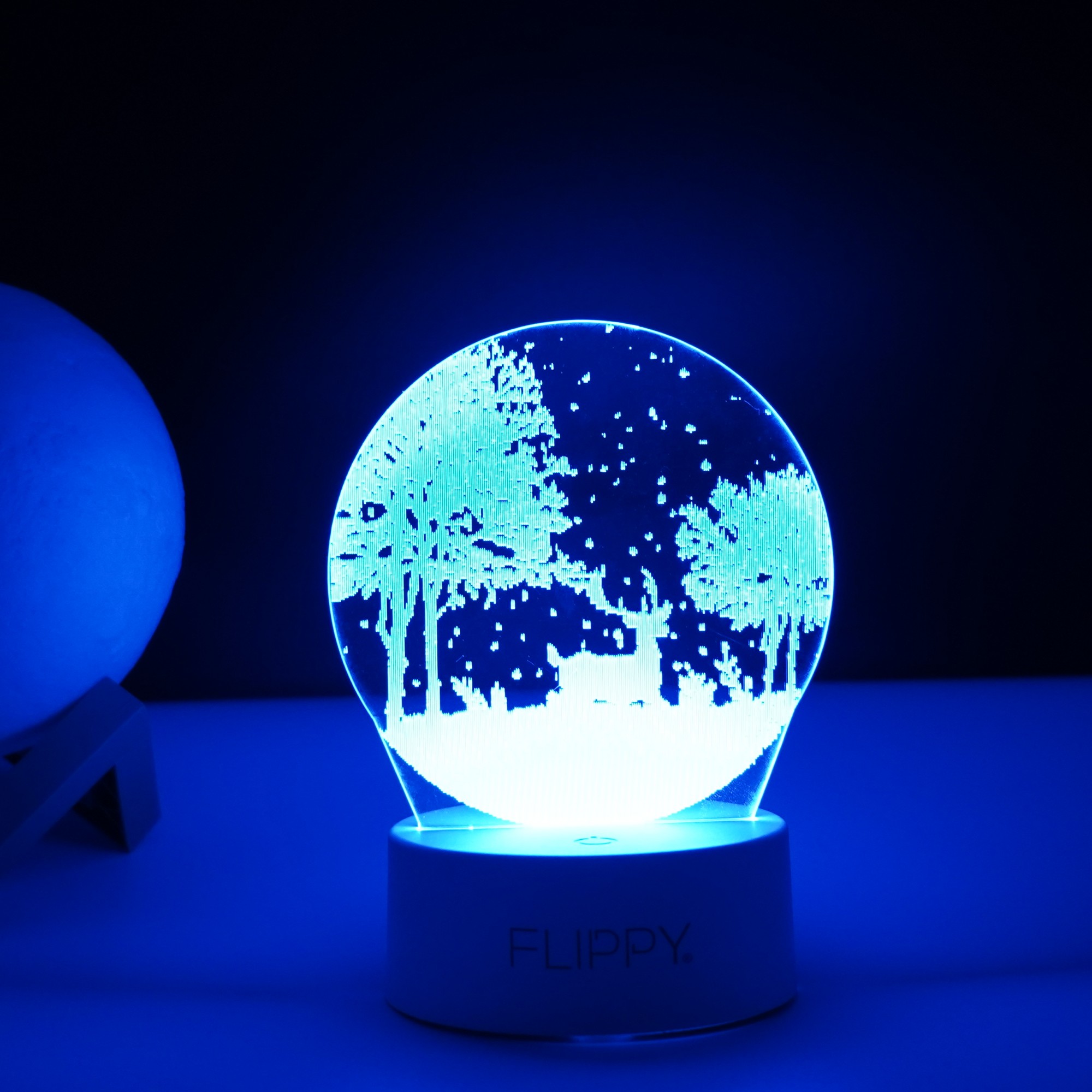 Lampa LED decorativa, , 3D, Peisaj de iarna, cu telecomanda, doua moduri de alimentare USB si baterii, 20 cm inaltime, din material acril si lumina multicolora, alb - imagine 4