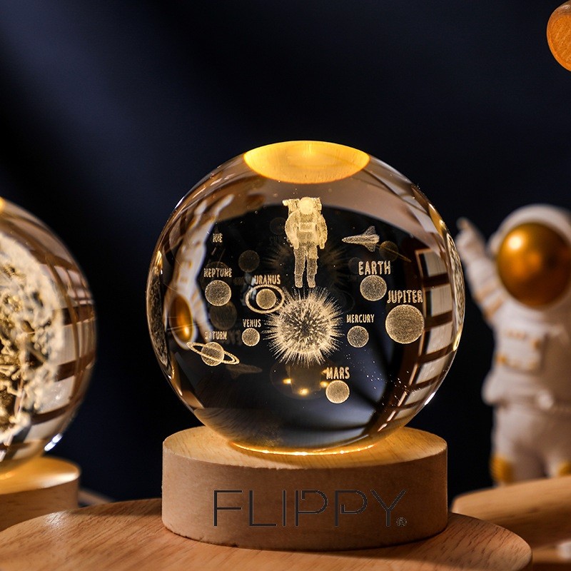 Lampa LED Decorativa, , cu Bila de Cristal cu Diametru 6cm, Model Astronaut in Galaxie 3D, Alimentare USB, Suport din Lemn, Lumina Alb Cald - imagine 4