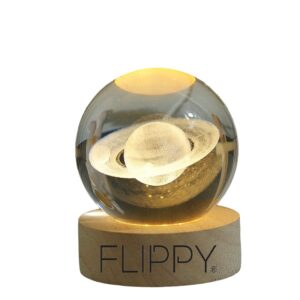 Lampa LED Decorativa, , cu Bila de Cristal cu Diametru 6cm, Model Saturn 3D, Alimentare USB, Suport din Lemn, Lumina Alb Cald