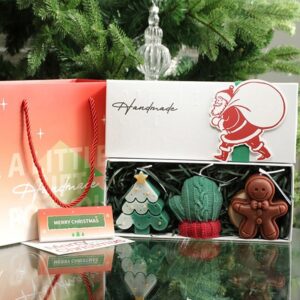 Lumanari Parfumate de Craciun, , GIFT BOX din 3 Lumanari din Ceara de Soia, Model A Brad, Manusa, Omulet, 22.5 x 9.5 x 5 cm, Multicolor