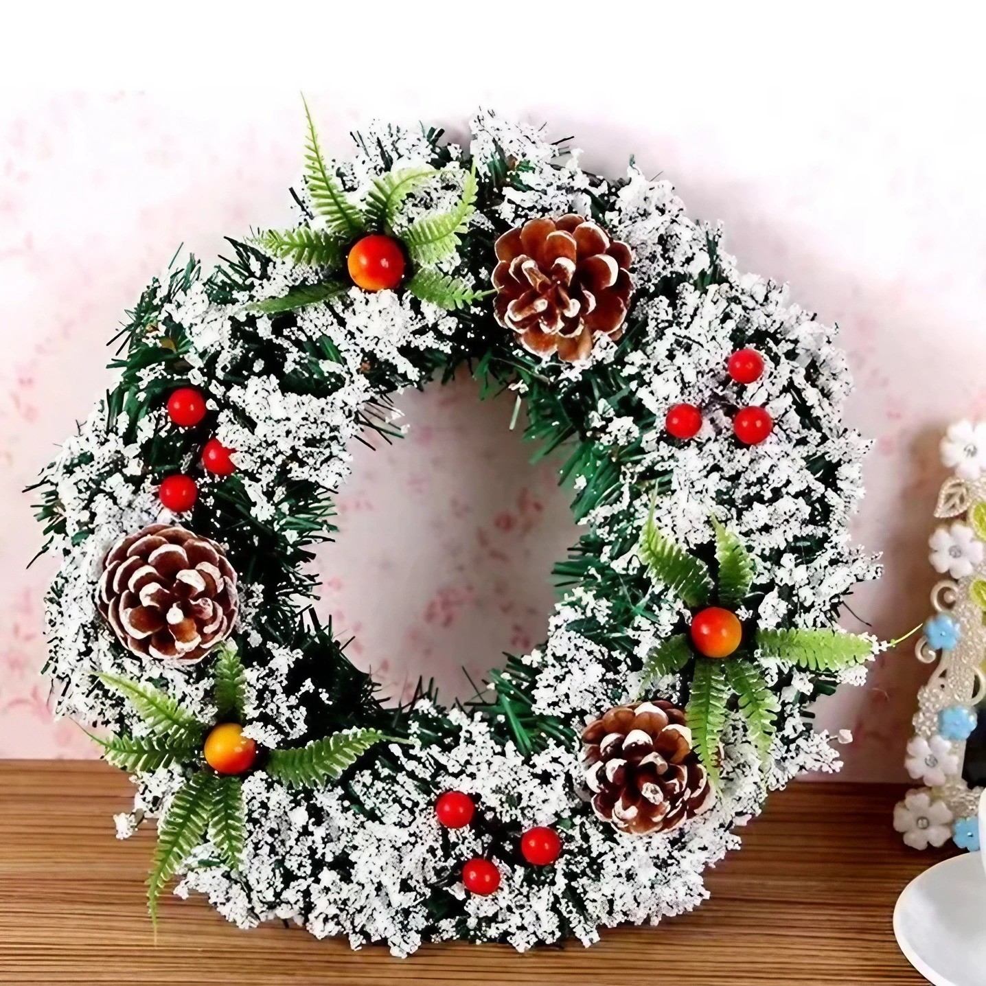 Coronita pentru Craciun Flippy, diametru 40 cm, din brad artificial, decorata cu conuri si merisoare, inzapezit, Verde/Alb - imagine 4