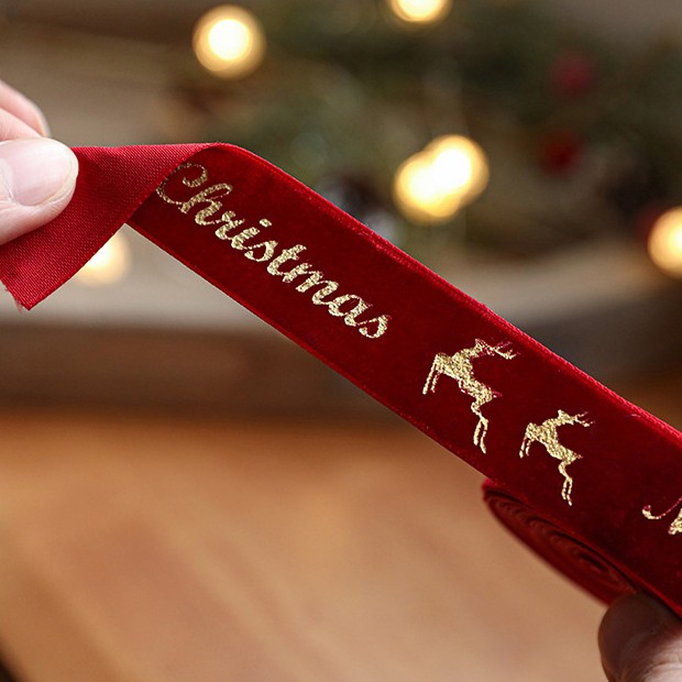 Panglica Decorativa de Craciun, Flippy, Panglica din Panza cu aspec de Catifea, Funda Ornament, Model Merry Christmas si Cerbi Aurii, Decor pentru Brad de Craciun, 200 x 2.5 cm, Rosu - imagine 4