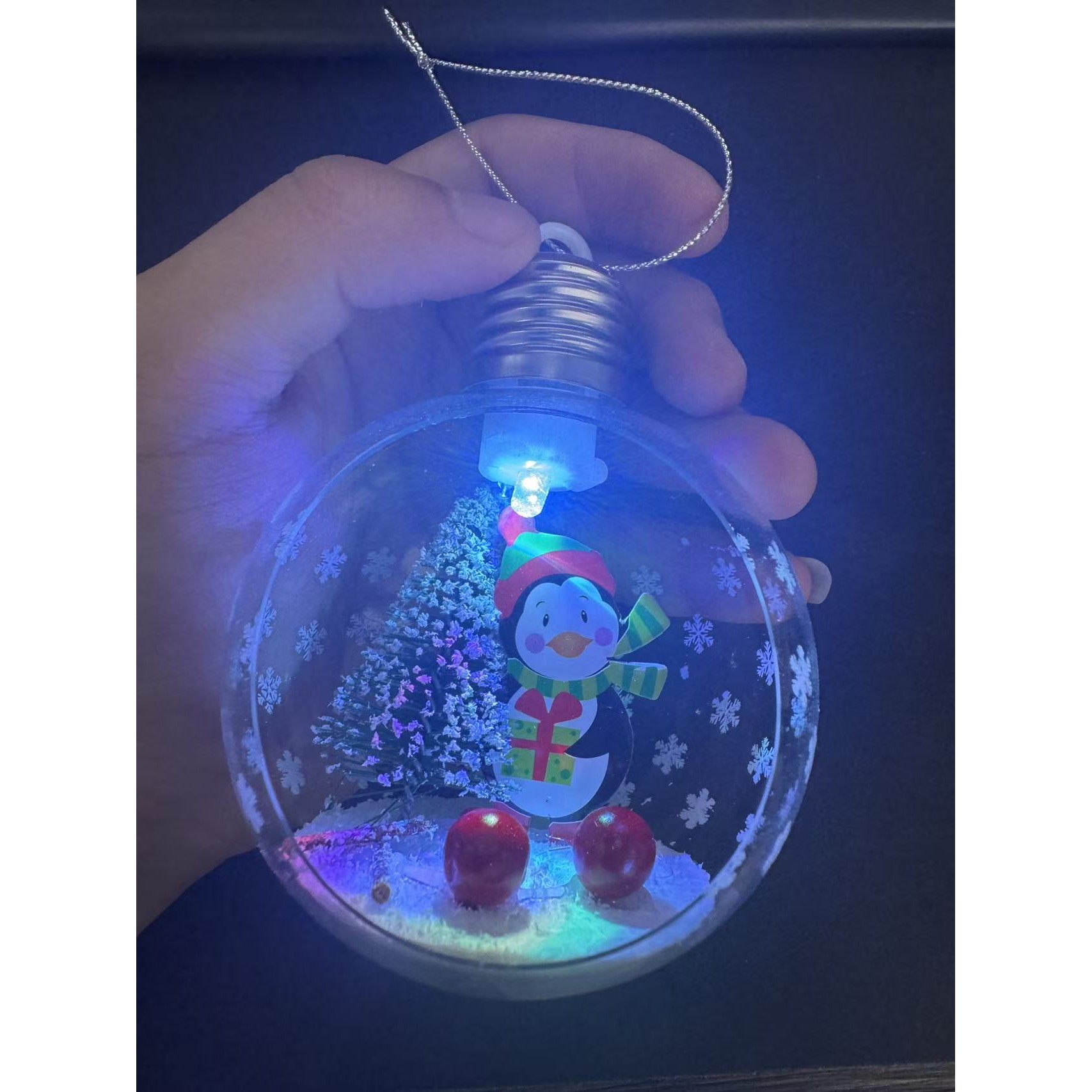 Glob de Craciun, Flippy, cu LED, Model Pinguin, 10 x 5 x 3 cm, Multicolor - imagine 3