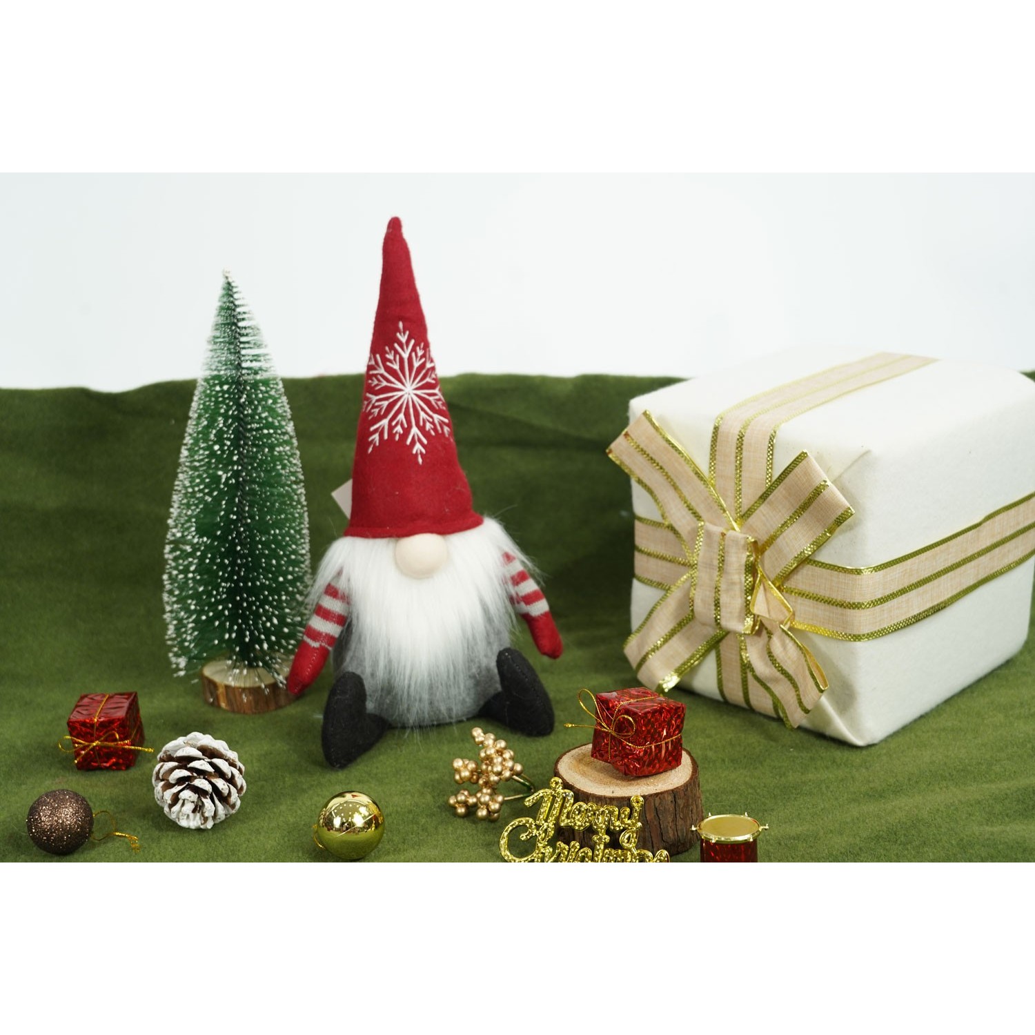 Ornament de Craciun spiridus cu palarie rosie, Flippy, rosu/gri, textil, 31 cm - imagine 3