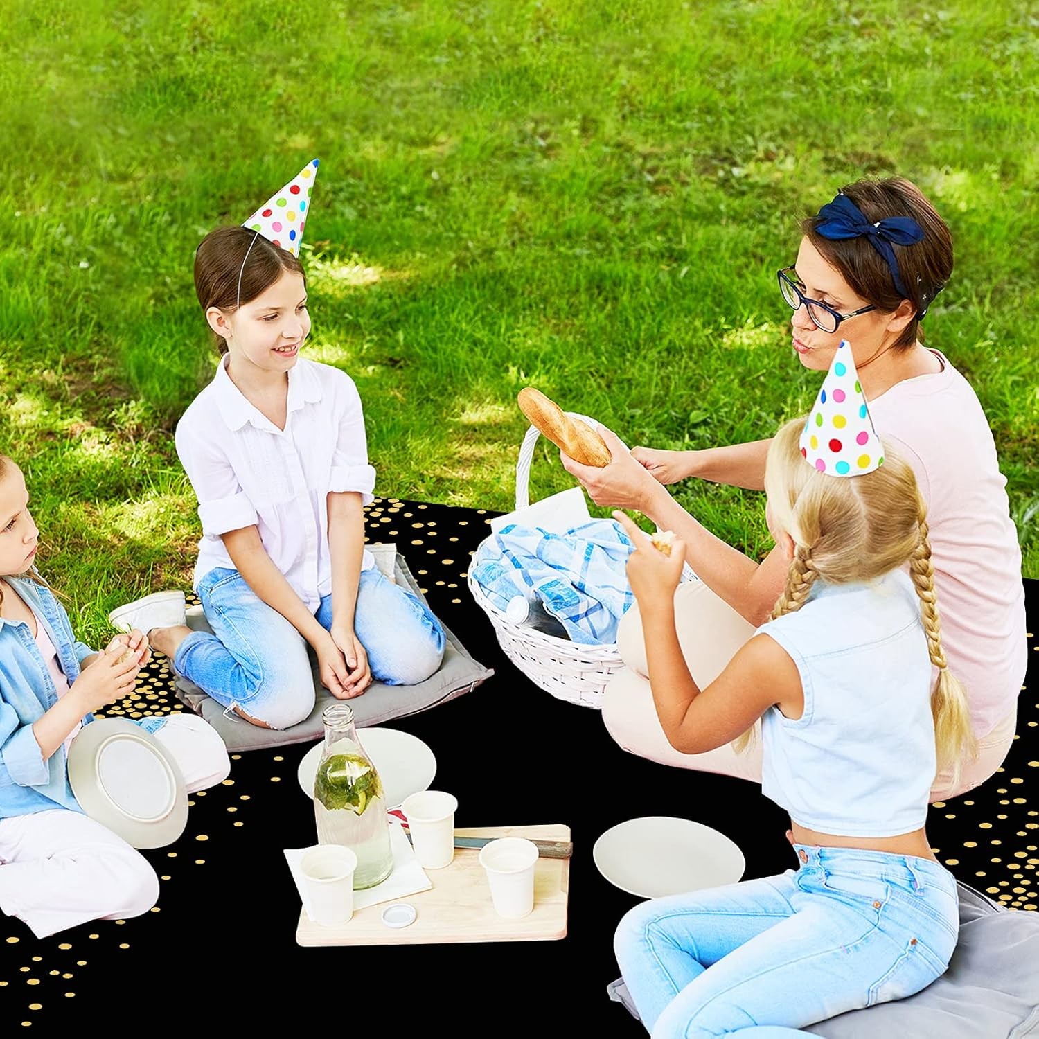 Fata de Masa, Flippy, din PEVA, Imprimeu Buline Aurii, 137 x 274 cm, Impermeabila, Fara Pete, Curatare Rapida, Negru - imagine 4