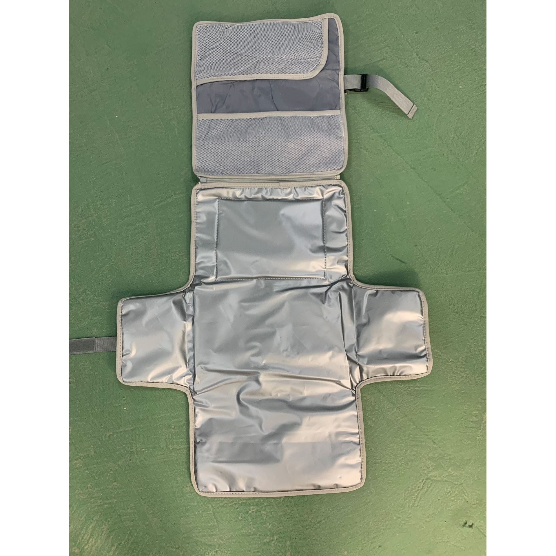 Geanta Multifunctionala, Flippy, Tip Aleza de Schimbat Scutece, Impermeabila, din Panza Oxford, cu Buzunare, Usor de Agatat, 30 x 20 cm, Gri - imagine 3