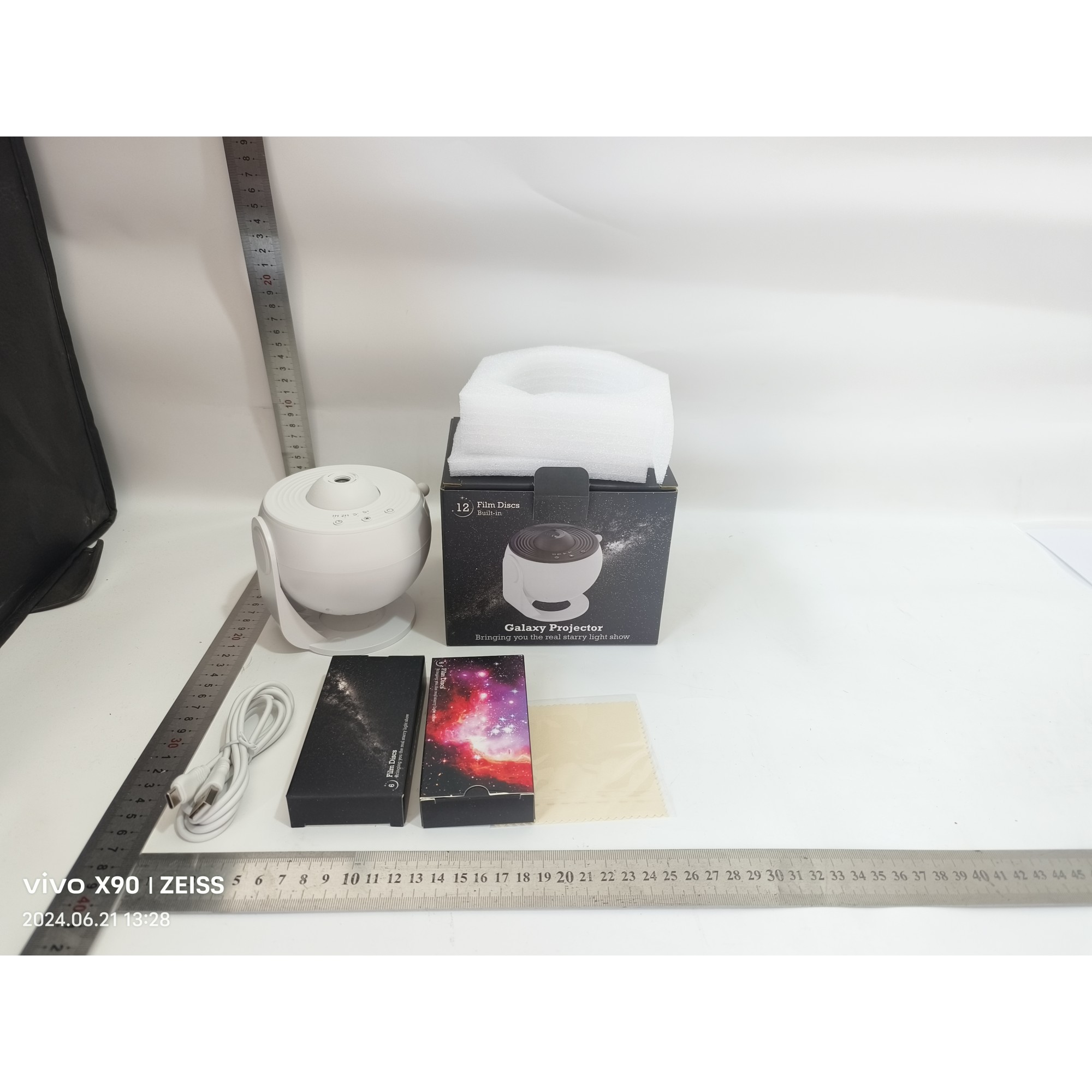 Lampa Tip Proiector Galaxie, Flippy, pentru Dormitor, Tematica Cer Instelat, Model Glob, HD, Rotire 360 de Grade, 20 de Imagini, Incarcare USB, 10 W, 15x15 cm, Alb - imagine 2