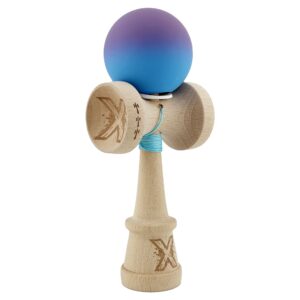 Kendama X Originala, Profesionala, Flippy, Cupe Mari KING SIZE V3, Rubber Grip, Gaura in Baza, Rulment Metalic, din lemn 18 cm, Ata 62/65 cm, Gradient Mov/Albastru