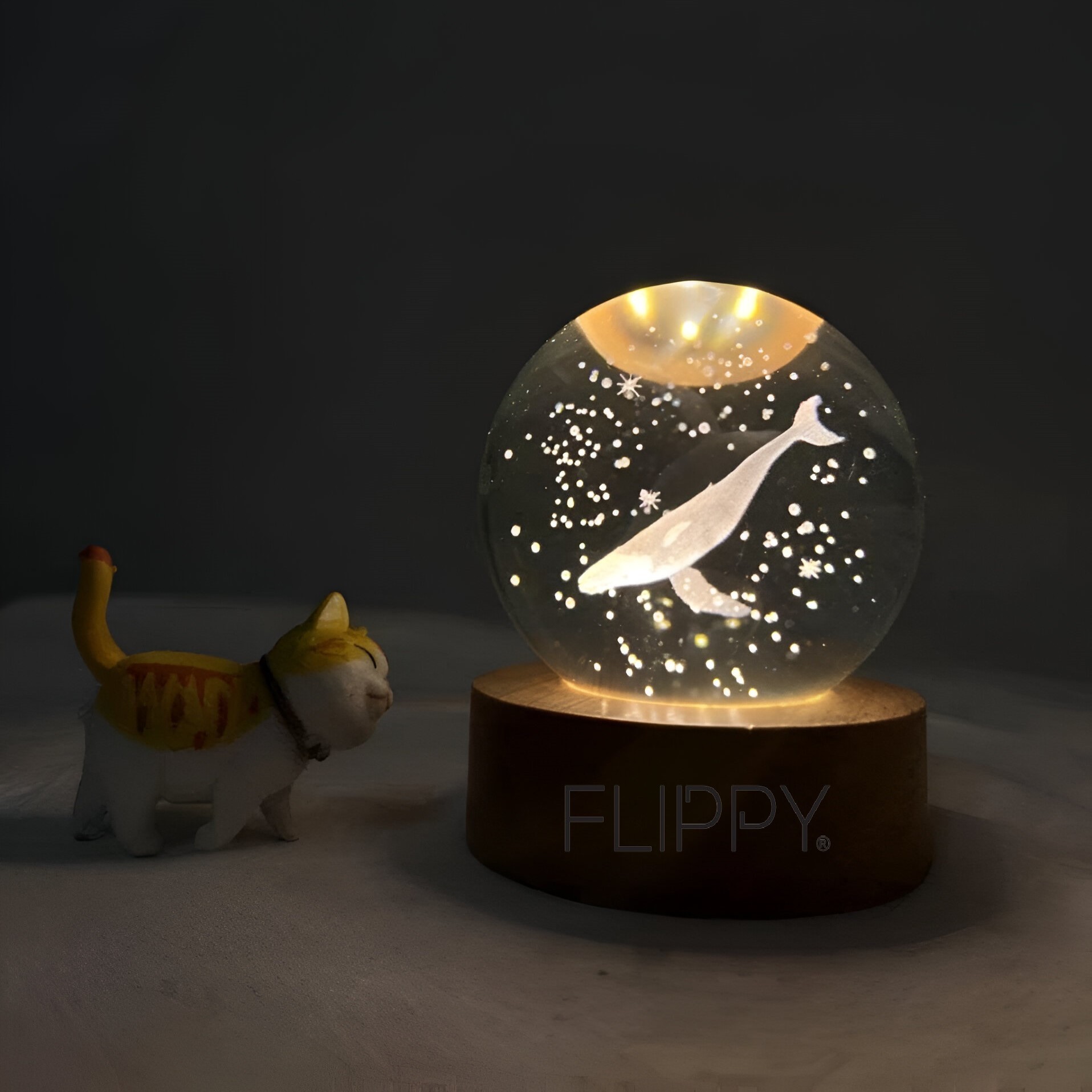 Lampa LED Decorativa, Flippy, cu Bila de Cristal cu Diametru 6cm, Model Balena 3D, Alimentare USB, Suport din Lemn, Lumina Alb Cald - imagine 2