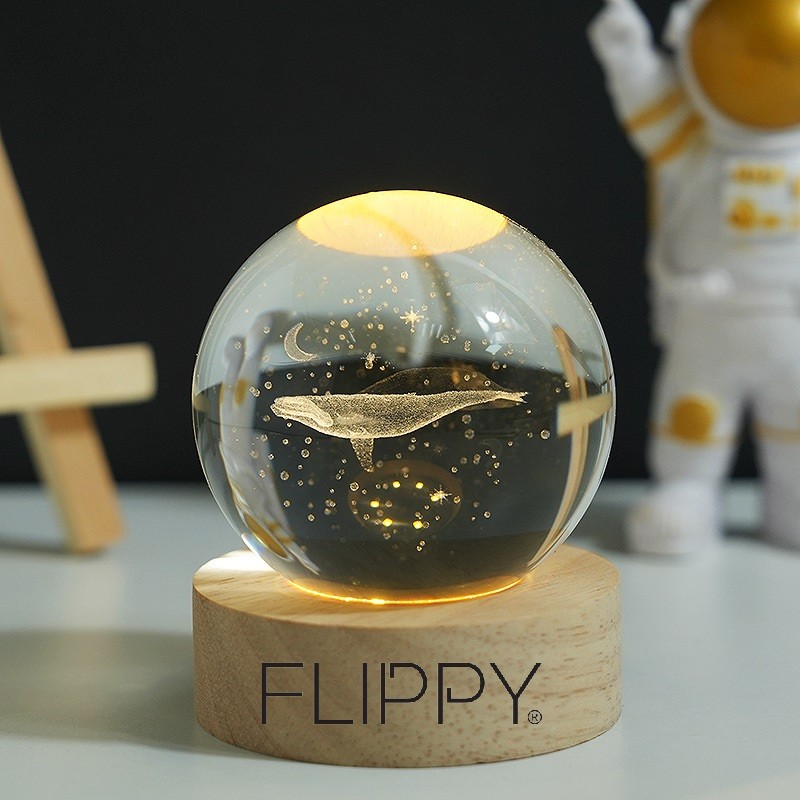 Lampa LED Decorativa, Flippy, cu Bila de Cristal cu Diametru 6cm, Model Balena 3D, Alimentare USB, Suport din Lemn, Lumina Alb Cald - imagine 3